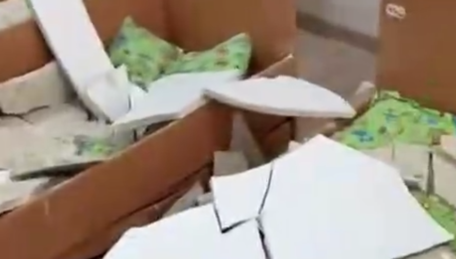 В недавно открытом в Дагестане детсаду штукатурка обвалилась на детские кровати