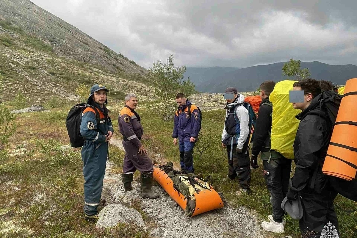 Туристку с переломом вынесли на носилках с Южного Чорргора в Кировске