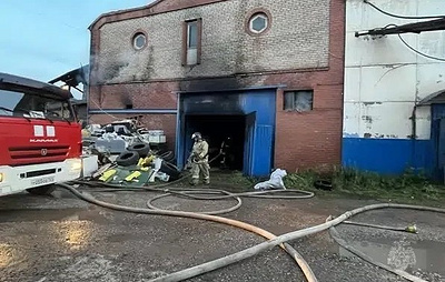 В Красноярске загорелся, предположительно, мебельный склад