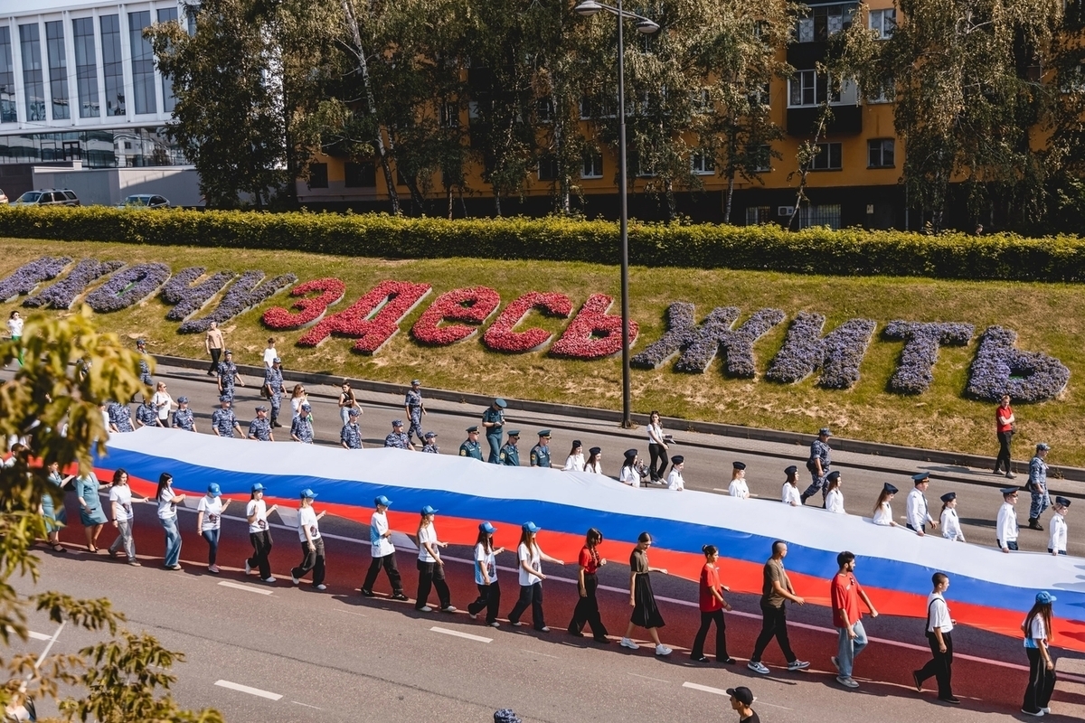 В Липецке в День Государственного флага развернули 30-метровый триколор