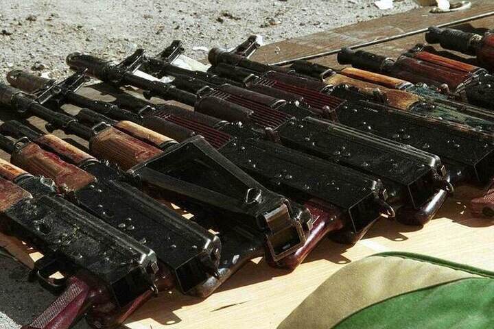 Украинская военнослужащая бросила гранаты во двор соседей
