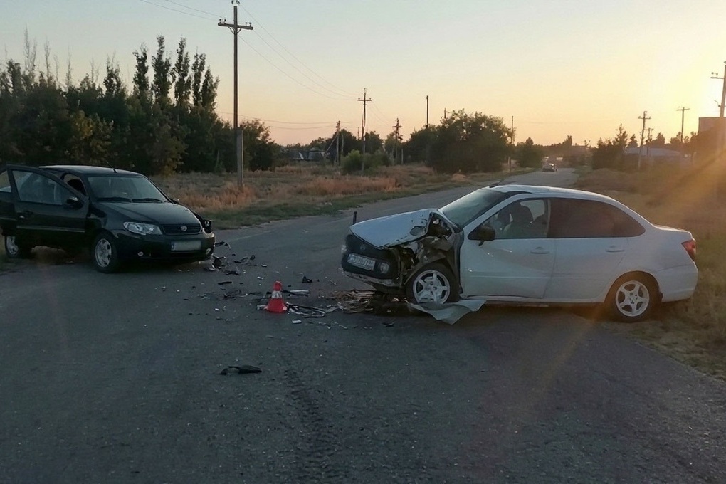 Четыре человека пострадали в ДТП с двумя легковушками под Волгоградом